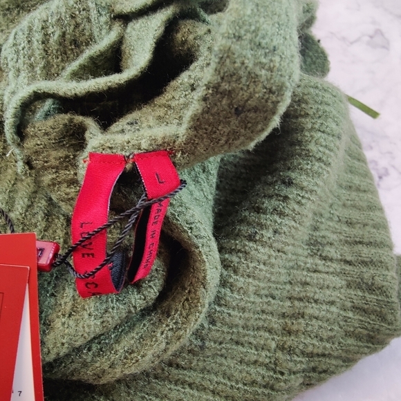 Love Scarlet V-Neck Sweater In Tea Leaf NWT Size Large - Picture 8 of 9